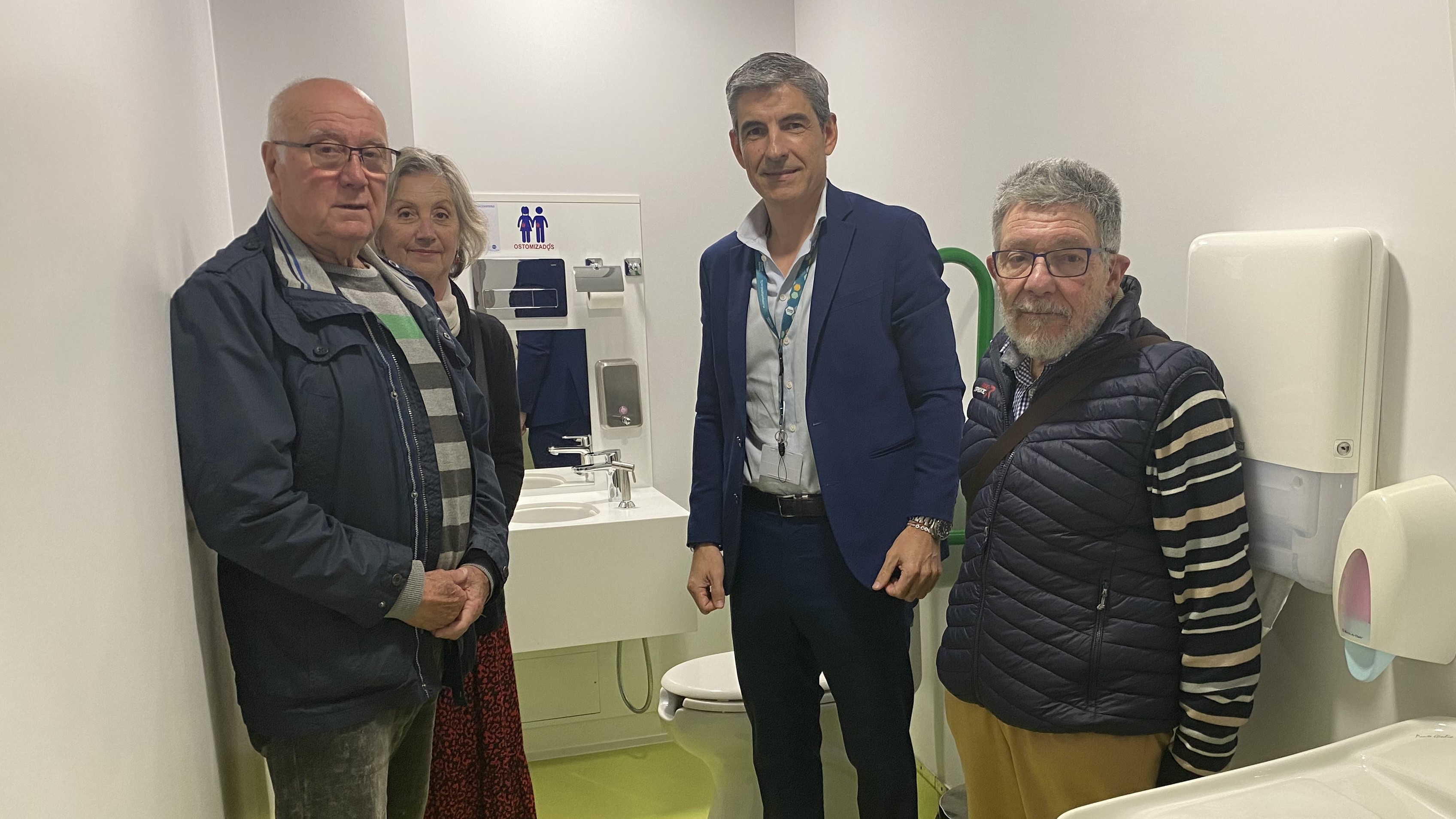 Hospital Mompía recibe la visita de la Asociación de Ostomizados de Cantabria para ver la adaptación de los dos baños para pacientes ostomizados